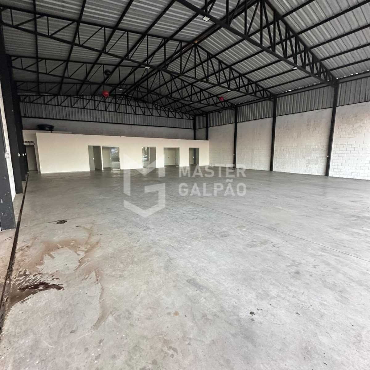 Galpão de 390m² na Avenida Júlio Mesquita