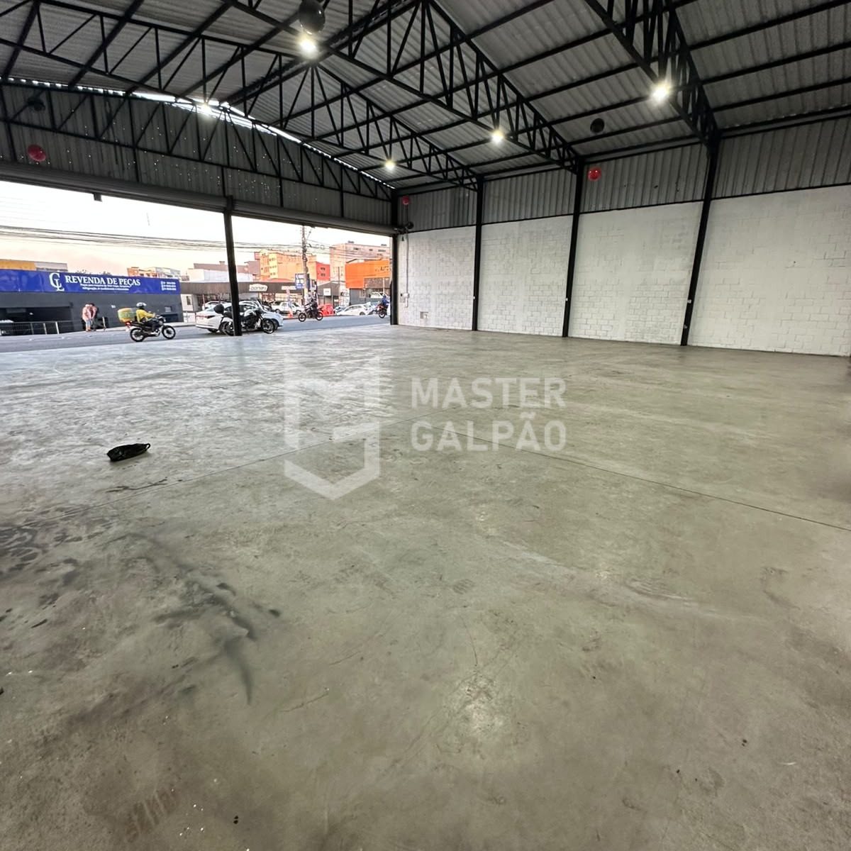 Galpão de 390m² na Avenida Júlio Mesquita