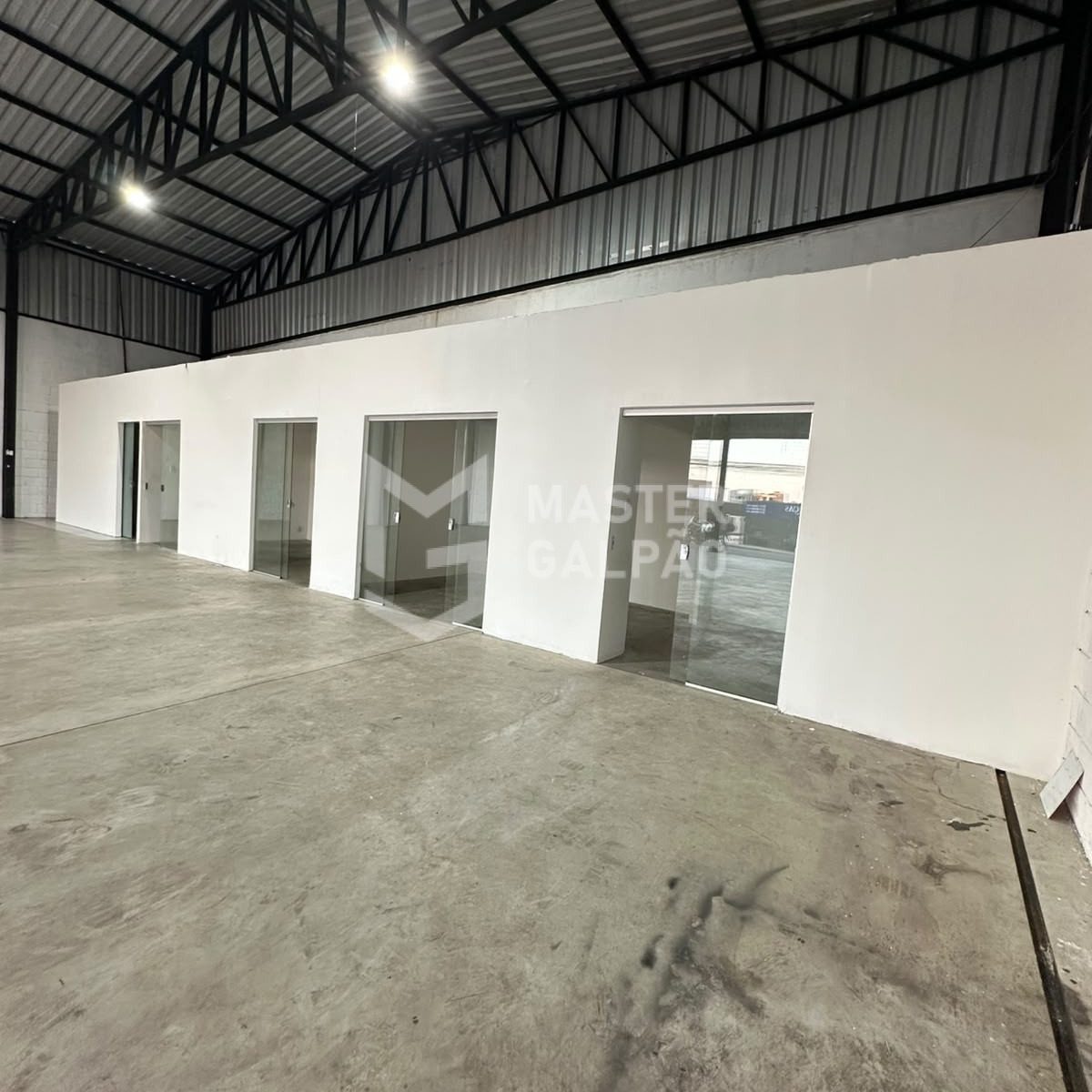 Galpão de 390m² na Avenida Júlio Mesquita