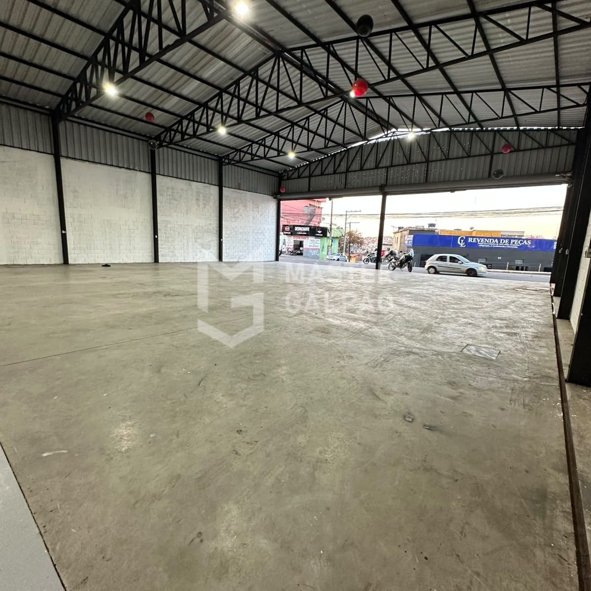 Galpão de 390m² na Avenida Júlio Mesquita