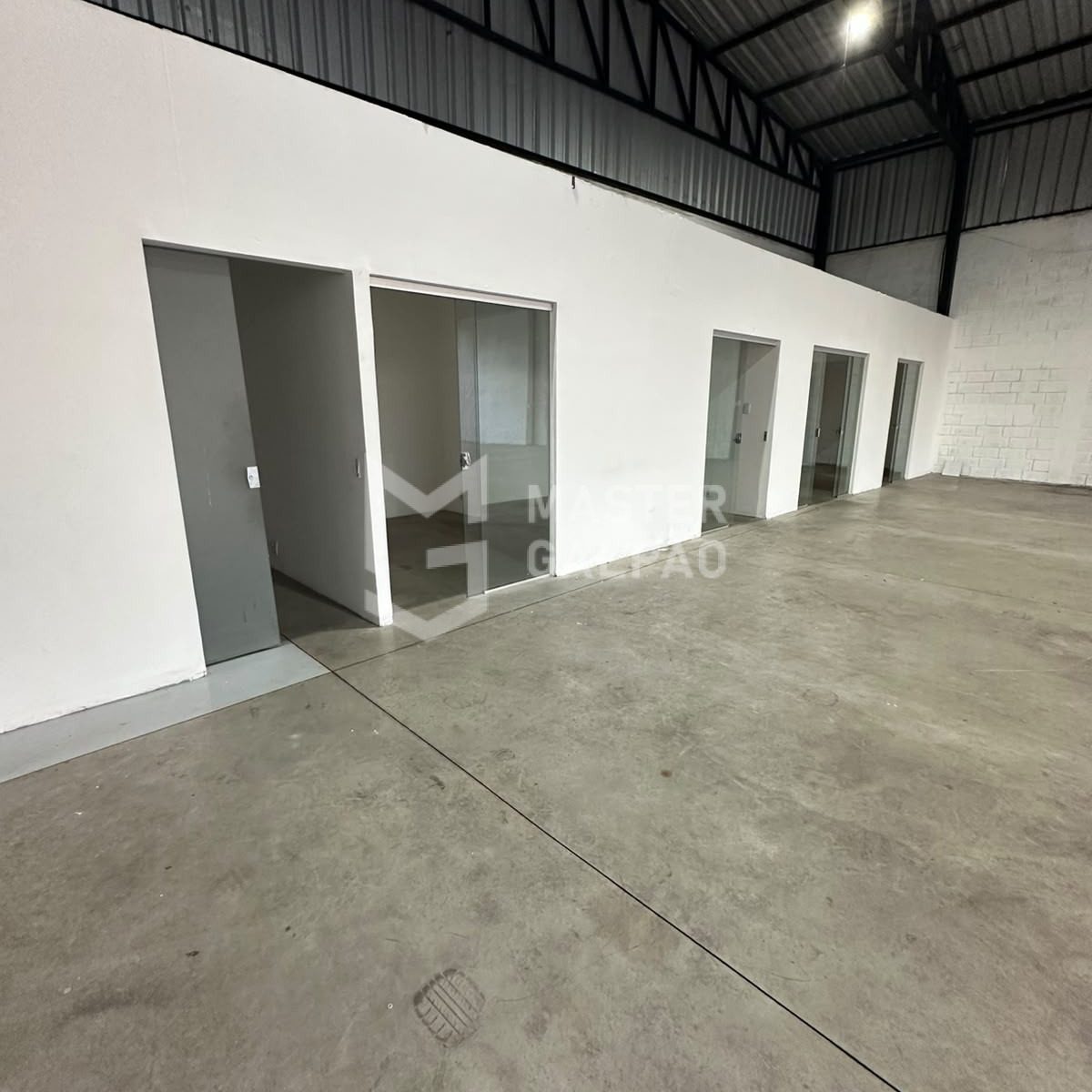 Galpão de 390m² na Avenida Júlio Mesquita
