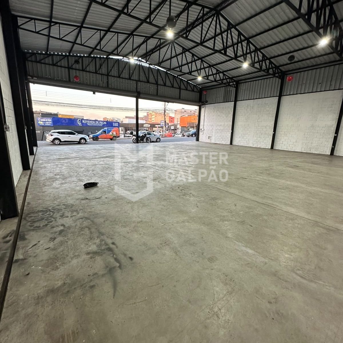 Galpão de 390m² na Avenida Júlio Mesquita