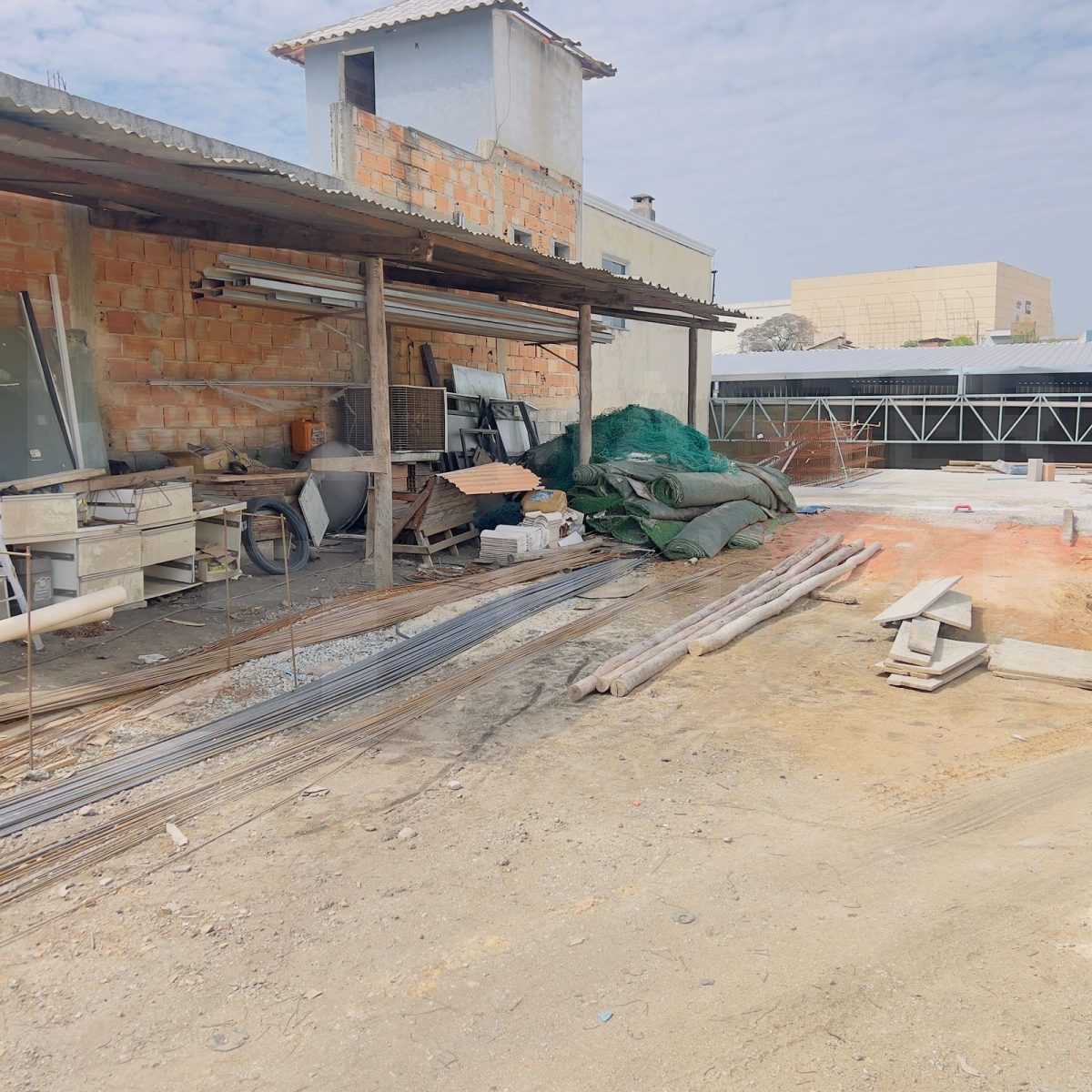 Galpão para Locação em Betim | 700 m² com Estacionamento