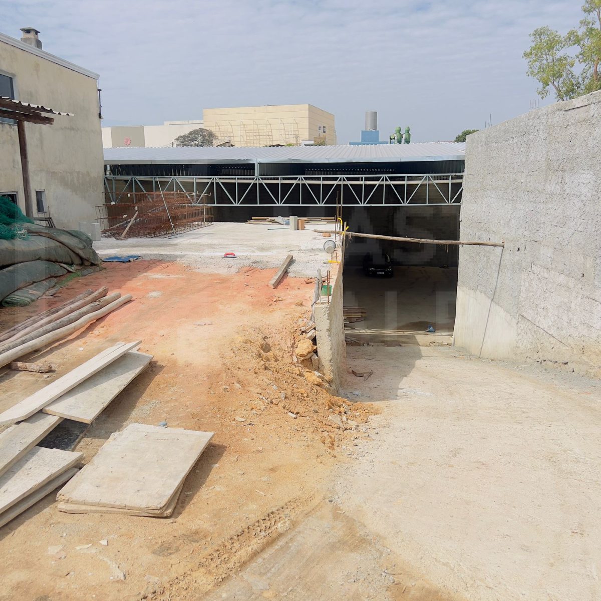 Galpão para Locação em Betim | 700 m² com Estacionamento
