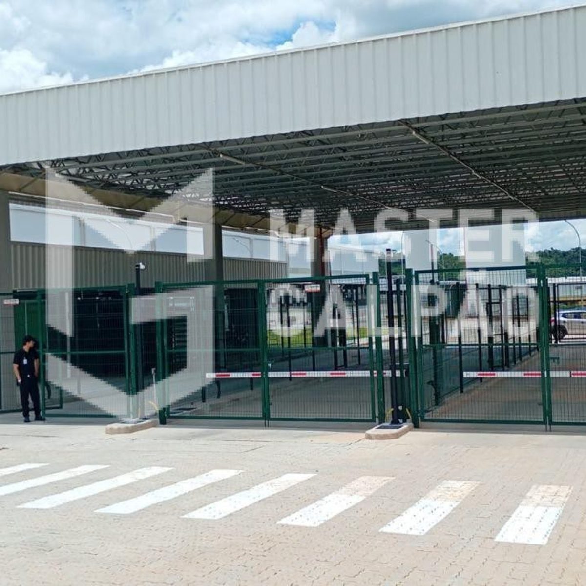 Galpão com 13 Docas